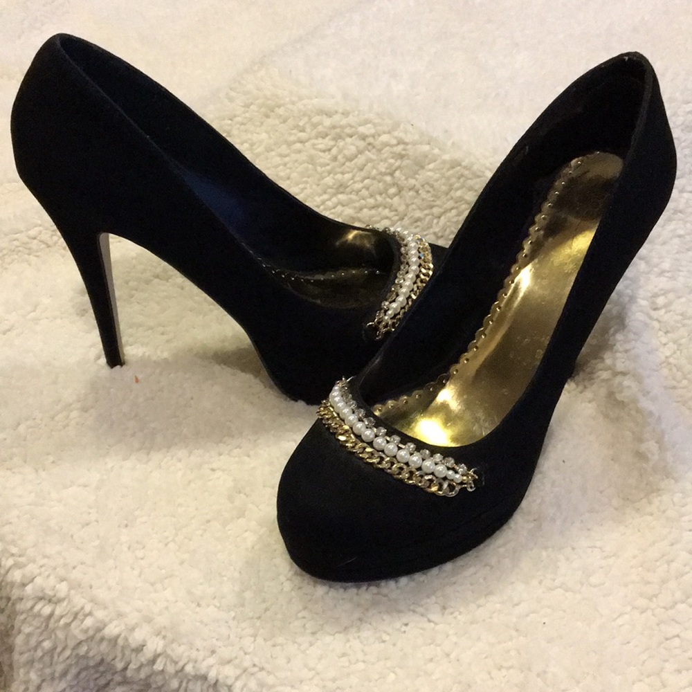 Shoedazzle black suede pump with platform
